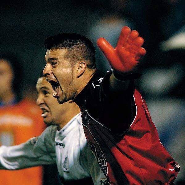 Tavarelli1's tweet photo. " La historia tiene memoria "
                31.07.2002
        Tri abrazo franjeado
            @elClubOlimpia https://t.co/pHqpIyEPON