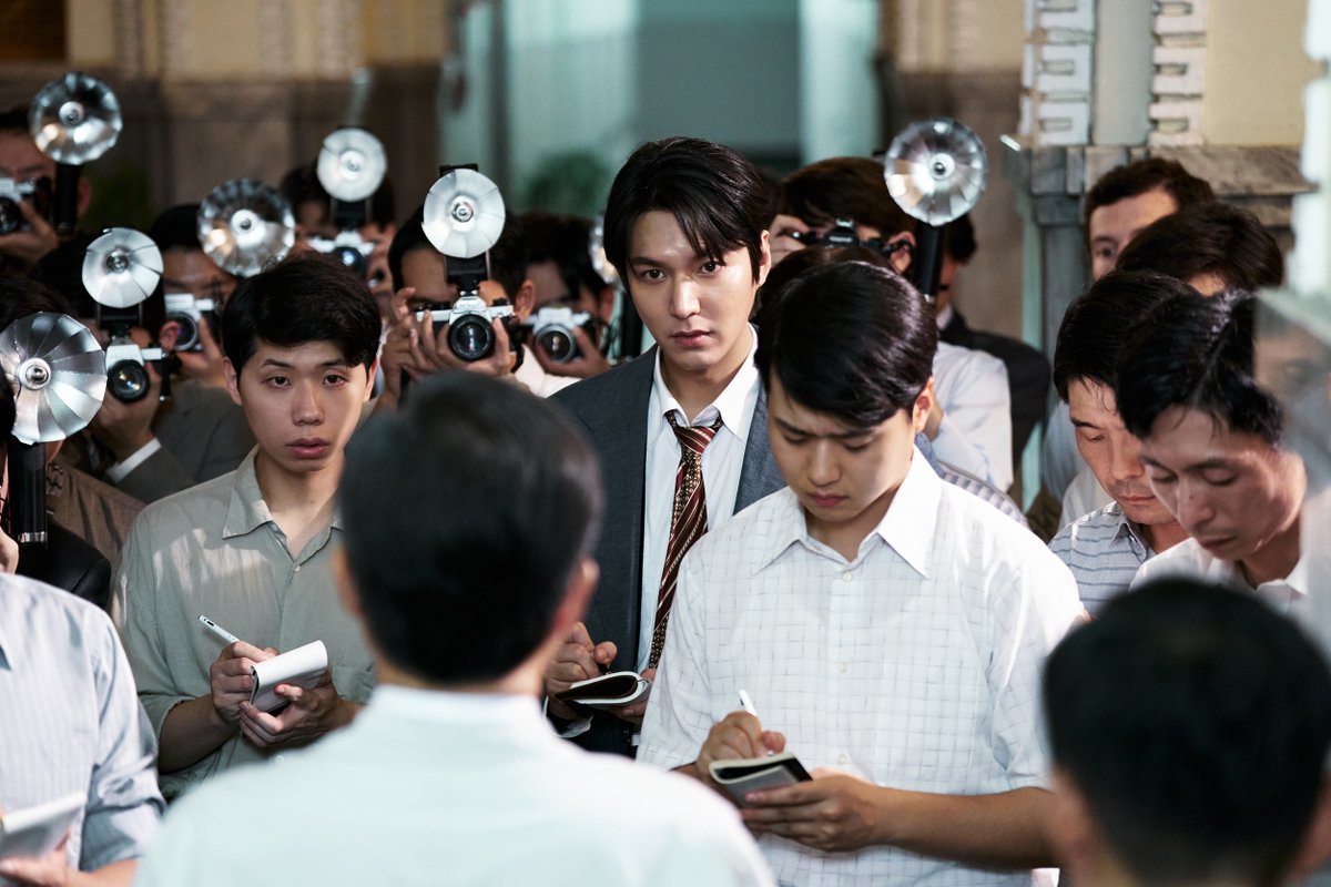 hivemediacorp's tweet photo. 그날의 사건 현장을 가장 가까이에서 목격하다!
동성일보 신입 기자 #이민호

📸‘영일’ 캐릭터 스틸 공개!

유해진 X 박해일 X 이민호
<암살자(들)> 추석 극장 대개봉🍂

#암살자들  #추석개봉 #유해진 #박해일 https://t.co/aHCmFjLshM