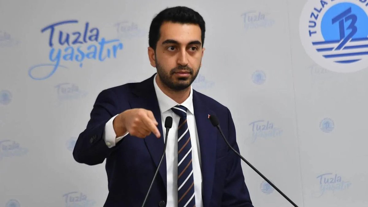etkilihaberyeni's tweet photo. Tuzla Belediye Başkanı Eren Ali Bingöl:

-50 bin Tuzlalı komşumuzun evlerinin yıkılma riskiyle karşı karşıyayız.

-İBB ile büyük bir fikir ayrılığı yaşıyoruz.

-İBB Teftiş Kurulu, ruhsatların iptal edilmesi, yapıların mühürlenmesi ve bu yapıların elektrik, su ve gazının kesilmesi yönünde yazı yazdı.

-Biz de belediye meclisinde bu karara uymama kararı aldık.

-Tuzlalıların hakkını savunmaya devam edeceğim.