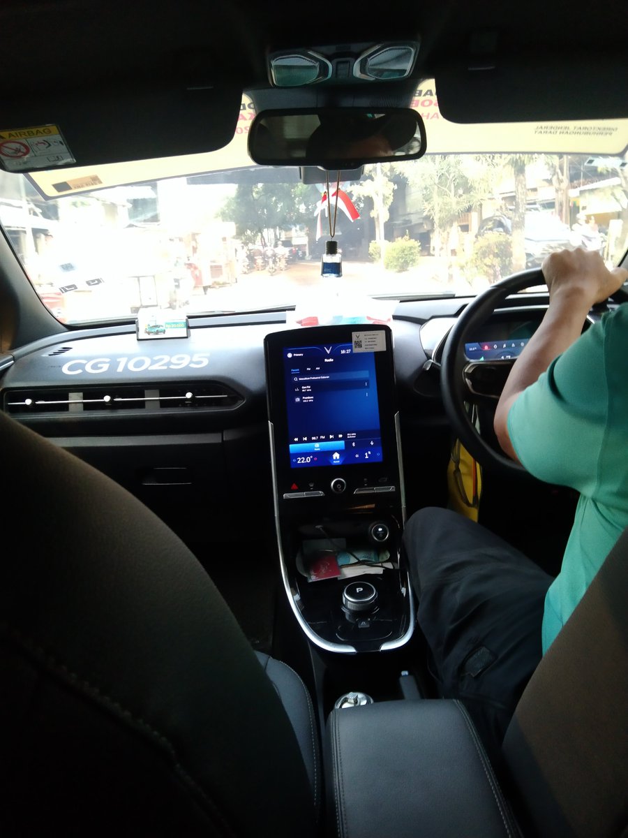 C36H60O2's tweet photo. Walaupun perjalanan gak jauh, tetap seneng kalau ketemu driver GreenSM yang murah senyum. Mood langsung naik.

@id_greensm https://t.co/qI8bJ5WkfQ