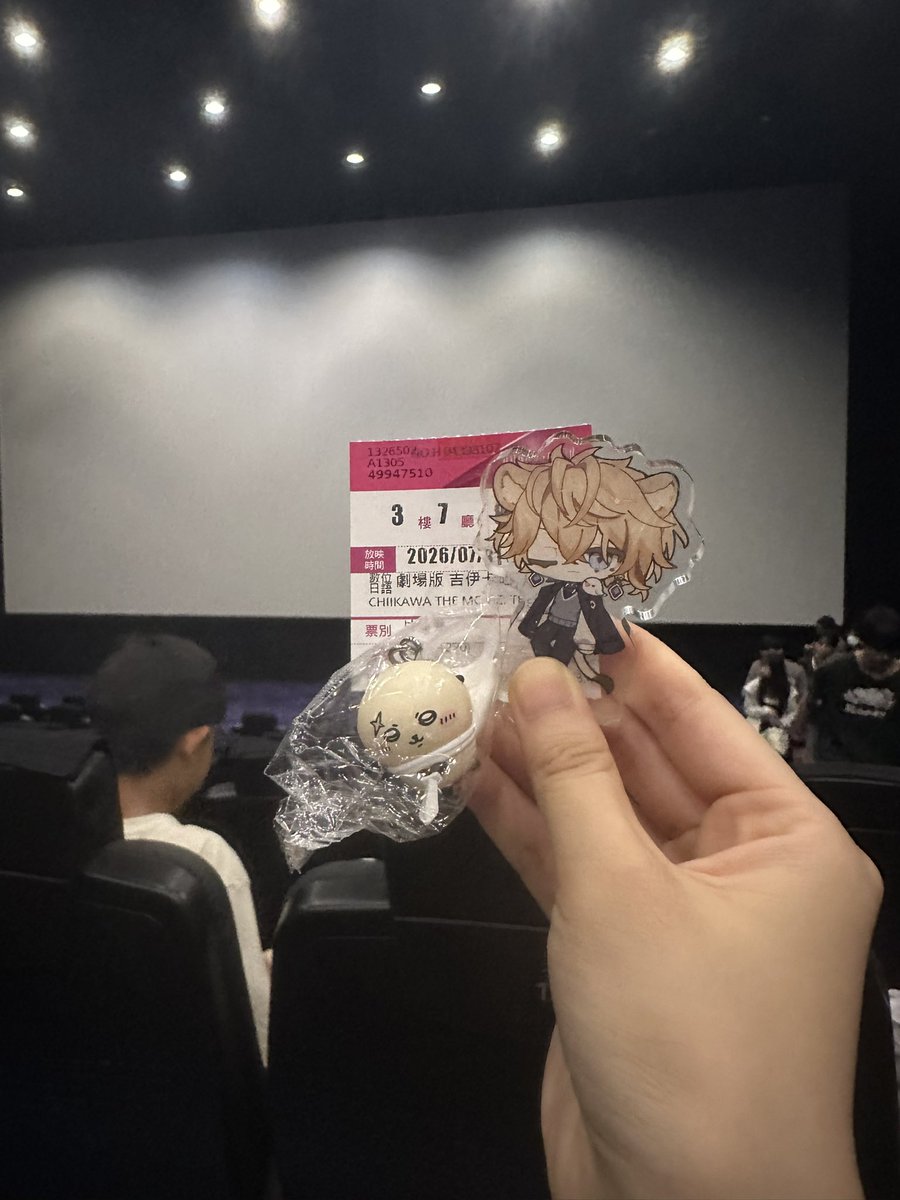 c_er_tong's tweet photo. 今天是第一天上映一直在想要不要去拿特典
前幾天就在想要不要先跑一趟劃位可是懶人如我
在代購群知道這次特典有備足量就決定去看了
本來先拿到栗子🌰後來跟別人換到師父
觀影須知換成了三位小可愛
被可愛鼠😍
在看之前想說我是來看小可愛們的應該不會哭吧
結果最後還是哭了🥹

#尾粉日記 https://t.co/OauCU90KR0