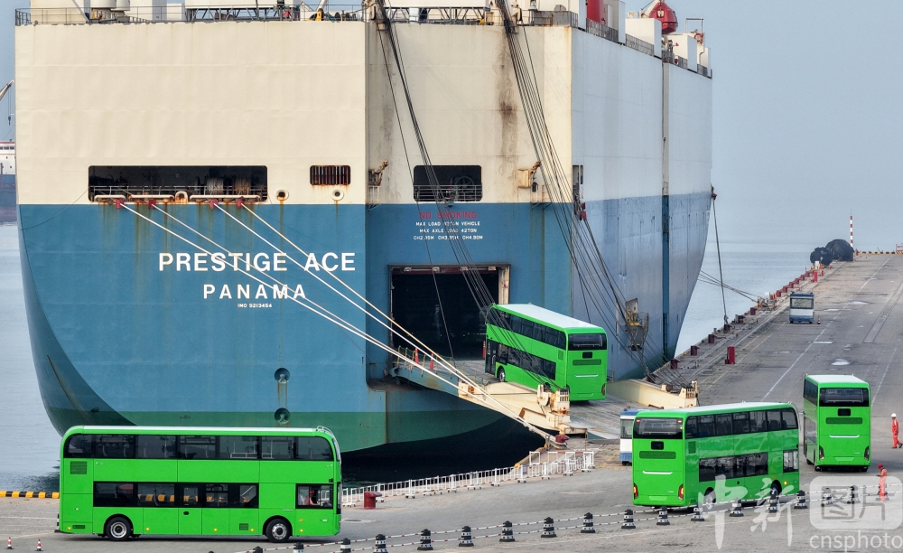photo_cns's tweet photo. 35 Yutong electric double decker buses were loaded onto ships at Yantai Port for export to the UK, Shandong Province, on July 27, 2026. 
(Photo by Tang Ke/CNSPHOTO)
#ImageChina #影像中国 https://t.co/GrtDloTTu7