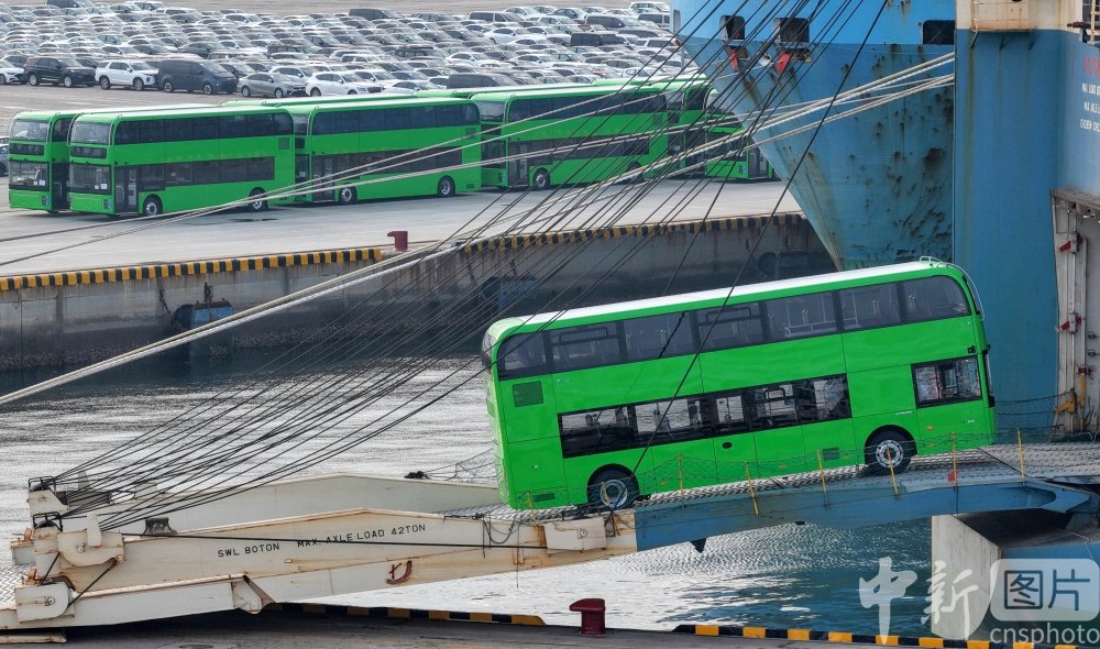 photo_cns's tweet photo. 35 Yutong electric double decker buses were loaded onto ships at Yantai Port for export to the UK, Shandong Province, on July 27, 2026. 
(Photo by Tang Ke/CNSPHOTO)
#ImageChina #影像中国 https://t.co/GrtDloTTu7