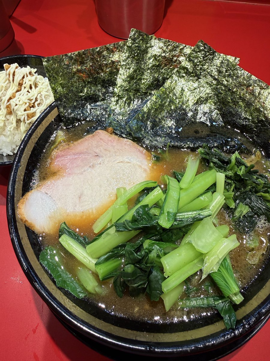 NishibonCh's tweet photo. #カズ家 #王道家 #大森 

ラーメン並普通+半ライス
ほうれん草TPを頼んだら小松菜だった…しかもほぼ茎😭
それならそうと自販機に書いてくれたらいいのに…残念😢
小松菜嫌いではないから食べたけどね🍜スープとか麺はいつも通りに美味しかったです🍜😋御馳走様でした😋🍜🍚 https://t.co/yiau36MTri