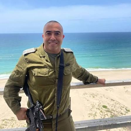 the_yaniv's tweet photo. ״זה היה הכבוד הגדול ביותר בחיי להגן עליכן״
רס״ב איברהים חרובה ז״ל. נילחם עד הכדור האחרון בחמ״ל המוות של נחל עוז. במותו הציל שבעה חיילי צה״ל. 
ועדיין יש בנינו אנשים שחושבים שערבים בממשלה זה פויה. https://t.co/Qlg0xb8Ibn