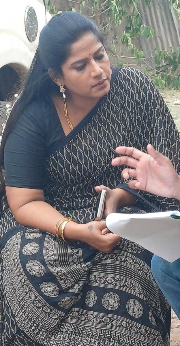 San17272's tweet photo. En amma ta LIC agent explain pannitu irugrapo 
My mom mind voice: Thampi rod u kadapara maari thoogitu irugu inaigu ivan Mela eari matta urika venditha ( my mom reaction 👇)

En amma Mela eari seira morattu aampala yarachum iruntha ib vanga https://t.co/oAIo7O8nld