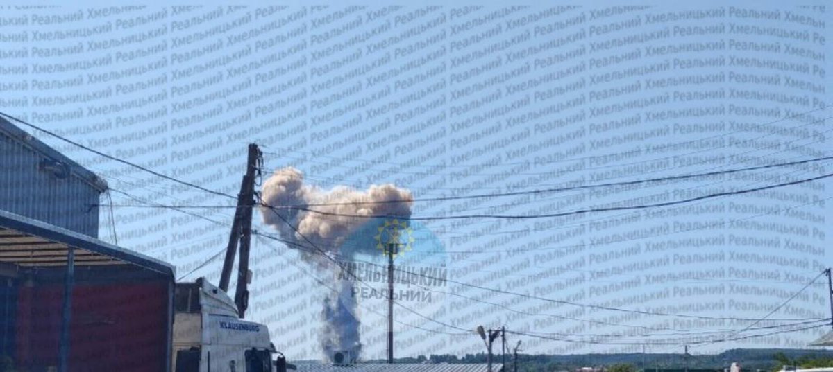 aleksthgrt's tweet photo. 🚨BREAKING NEWS

Massive explosion in Ukraine: huge mushroom cloud over Khmelnytskyi.🚀🔥

▪️ The video shows the moment of the EXPLOSION and a huge mushroom cloud in Khmelnytskyi.
▪️ It appears an ammunition depot has exploded; secondary detonations are continuing to rumble.
▪️ "It was so powerful that the echo was heard as far away as Yarmolyntsi and Krasyliv," eyewitnesses report.