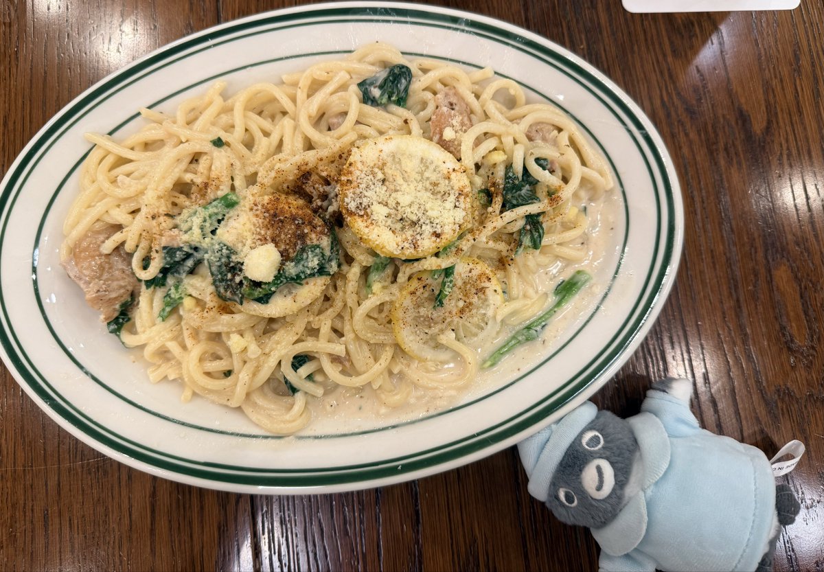 chiii_321chan's tweet photo. 今日も娘とランチ〜
レモンとチキンのクリームパスタ
ピーチソーダ
パンケーキのお店でパの字もないランチw
#suicaのペンギン https://t.co/GZ0AUXxakM