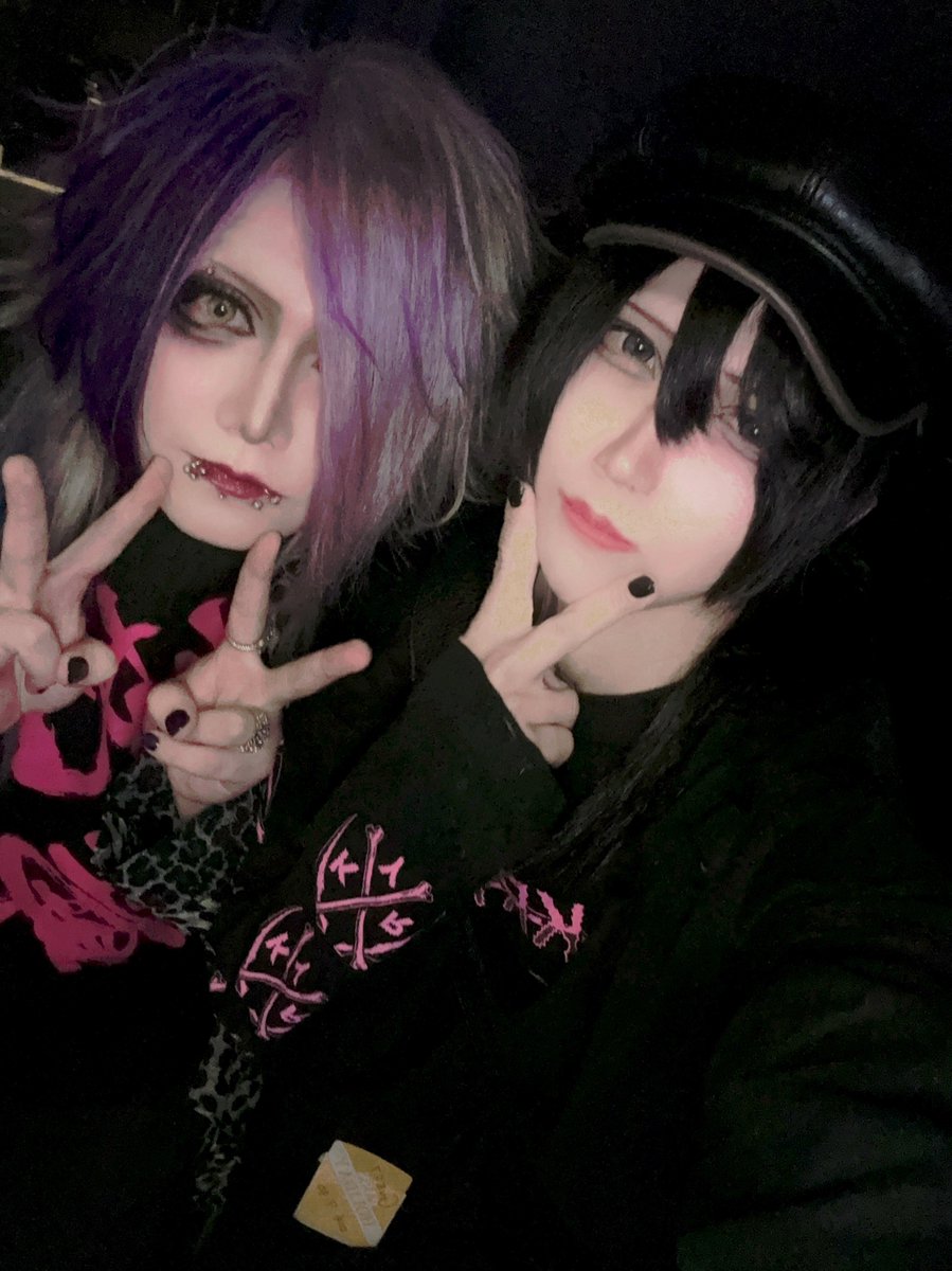 KUROMITSU_IORI's tweet photo. 黒蜜メンバー、スタッフ全員で
黒蜜スタッフりあさんのライブへ🎸

いつも黒蜜のお手伝いありがとうございます‼️
47ツアーにも一緒に着いて来てくれていつも大助かりです✊ https://t.co/2YIyEBXRYA