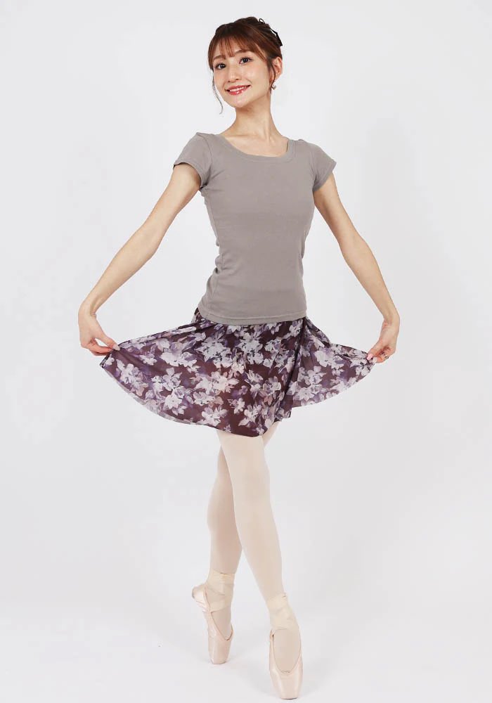 DessusDessous_'s tweet photo. 人気のラウンドネックTシャツ、
青山外苑前SHOPSALE期間中に是非ゲットしてくださいね😊
（セールは8/6まで❣️）

☆ワルツ刺繍Tシャツ
https://t.co/gulEgVrAr7

☆プリマ刺繍Tシャツ
https://t.co/bu8MY3Zv3C

☆花冠のバレリーナ・（バックプリント）Tシャツ
https://t.co/7p280YzdXu https://t.co/P5Vv7y8Hmw