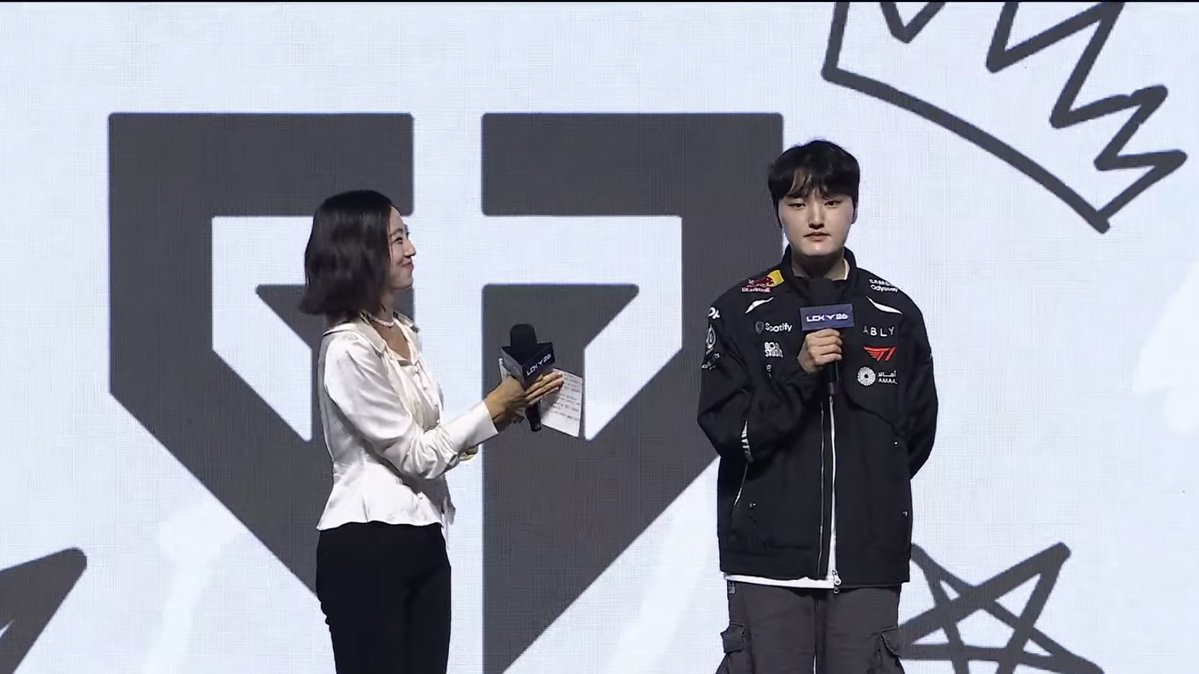 mybotduo's tweet photo. this picture is doing something to me.
the gen g logo on the background, the crown around his head.
it was the place where everything began for him, his home. 

and now he’s back but as their enemy, still with the crown people thought he’d let go. https://t.co/2ND93PSucL