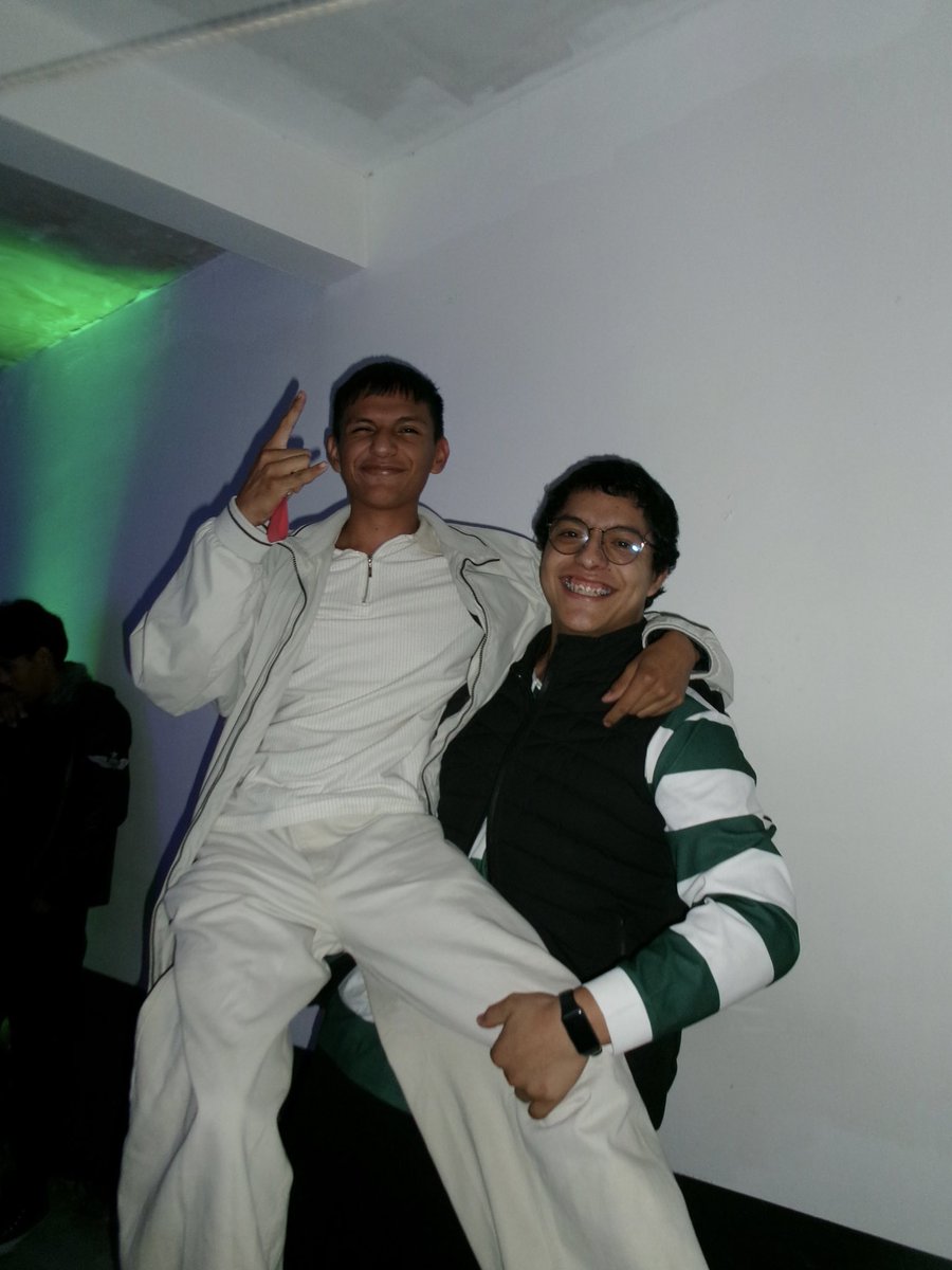 justyozzz's tweet photo. JHAJSJ los amo https://t.co/HD8rrrqIS4