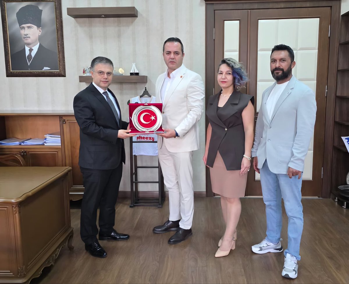 DMKonfederasyon's tweet photo. Devlet Memurları Konfederasyonu Genel Başkan Yardımcısı Sayın Fuat Çöken ile Veteriner HekimSen Genel Başkan Yardımcısı Sayın Esre Karayılan, Recep Öztürk’ü makamında ziyaret ederek hayırlı olsun dileklerini iletti.

Nazik ev sahipliği ve misafirperverliği dolayısıyla Bandırma Kaymakamı Sayın Recep Öztürk’e teşekkür ediyor, görevinde başarılar diliyoruz.