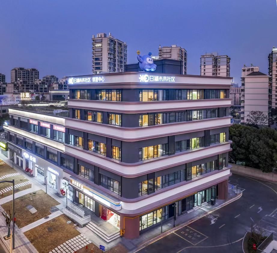 shui_han_'s tweet photo. Discover the warmth of a city hidden in its evolving public spaces. Jiangbei's innovative approach to urban renewal focuses on integrated community services, breaking barriers to bring back neighborly bonds. 🥰🥰🥰#WeLoveZhejiang #UrbanRenewal https://t.co/NKfD3QFvFi