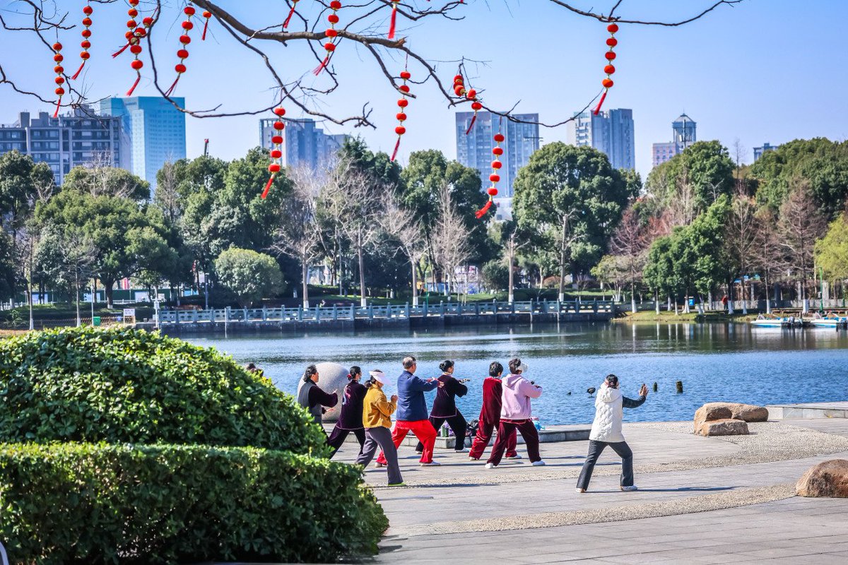 shui_han_'s tweet photo. Discover the warmth of a city hidden in its evolving public spaces. Jiangbei's innovative approach to urban renewal focuses on integrated community services, breaking barriers to bring back neighborly bonds. 🥰🥰🥰#WeLoveZhejiang #UrbanRenewal https://t.co/NKfD3QFvFi