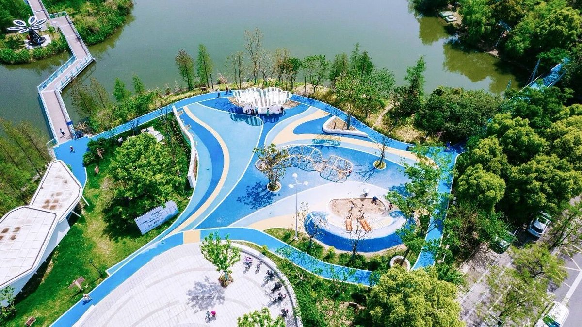shui_han_'s tweet photo. Discover the warmth of a city hidden in its evolving public spaces. Jiangbei's innovative approach to urban renewal focuses on integrated community services, breaking barriers to bring back neighborly bonds. 🥰🥰🥰#WeLoveZhejiang #UrbanRenewal https://t.co/NKfD3QFvFi