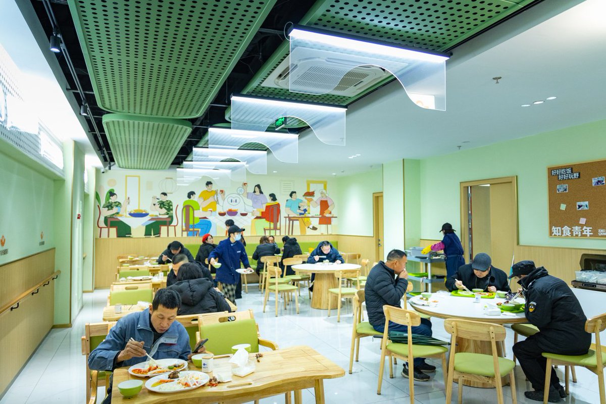 shui_han_'s tweet photo. Discover the warmth of a city hidden in its evolving public spaces. Jiangbei's innovative approach to urban renewal focuses on integrated community services, breaking barriers to bring back neighborly bonds. 🥰🥰🥰#WeLoveZhejiang #UrbanRenewal https://t.co/NKfD3QFvFi