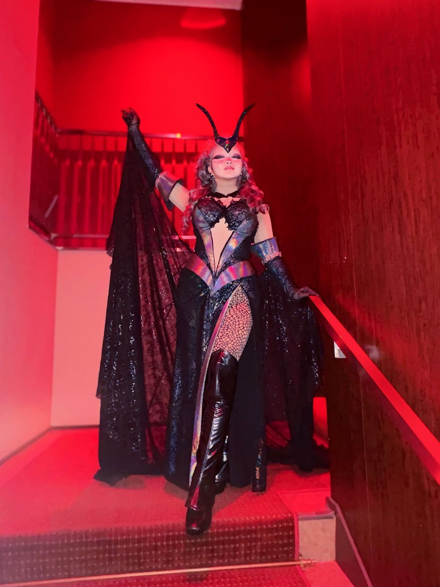 cq_sakura_s's tweet photo. 【美少女戦士セーラームーン
 -Shining Theater Shinagawa Tokyo-】
本日で第1期が終了しました🌙

始まる前は長く感じていた期間も、
終わってみると本当にあっという間。
それだけ毎日が濃くて、充実した時間だったんだなと感じています。
劇場へ足を運んでくださった皆さま、
応援してくださった皆さま、
本当にありがとうございました。

そして今日は、
いつも劇場の入り口で皆さまをお出迎えしてくれていたルナとアルテミスと一緒に📸🤍

第1期でいただいたたくさんの力を胸に、これからもクイーン・ヴァルシアとして全力でお届けします。
引き続きよろしくお願いいたします✨

#prettyguardiansailormoonshiningtheater #shiningtheater #美少女戦士セーラームーン 
#シャイニングシアター
#Queenvalusia
#ヴァルシア様