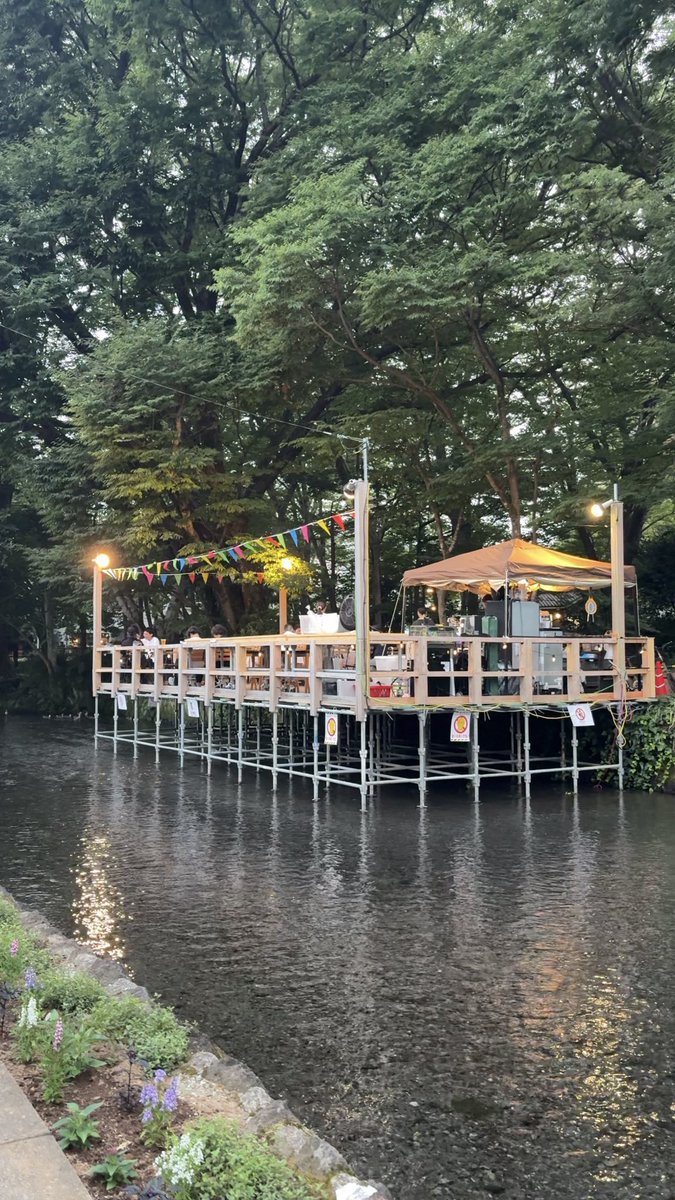 beautiful_Izu's tweet photo. 三島駅から徒歩約5分の白滝公園と、その横を流れる桜川の上で
「Craft Beer Terrace~Shirataki~」が開催されています！✨

予約なし、1杯〜でもOK！
しかしお席は川床30席、公園スペース席、ベンチ5台と限りがあるため確実に行きたい方は事前予約必須です📞

期間は8月31日（月）まで。 https://t.co/QkYozb3ugL