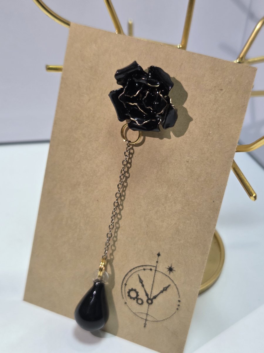 romeliakoubou's tweet photo. 「永遠」
色褪せることのない想いを、
漆黒の雫へ封じました。

 #ハンドメイド
 #薔薇
 #イヤリング
 #ロメリア工房
 #ワイヤーフラワー
 #ワイヤークラフト https://t.co/tVdXwtir1S