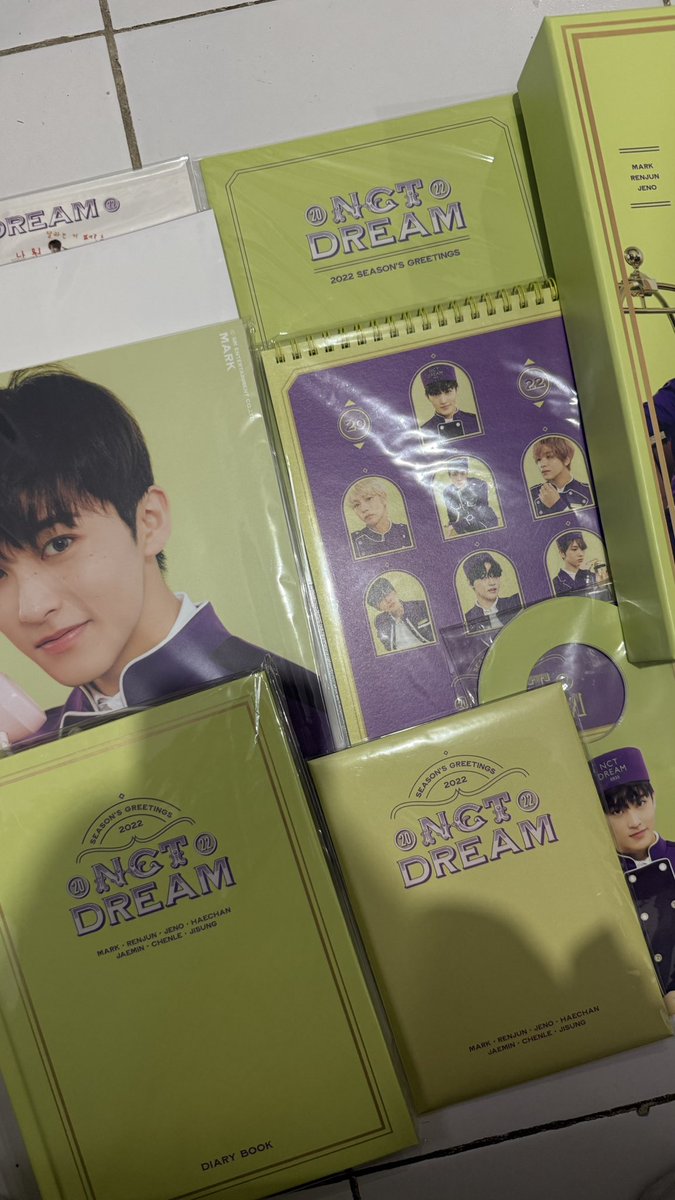 cartlisa1's tweet photo. wts lfb ph

2022 nct dream season’s greetings - 300php

- complete inclusion with box except pcs
- rfs: decluttering

dm to claim! https://t.co/tMfcXHEkXP
