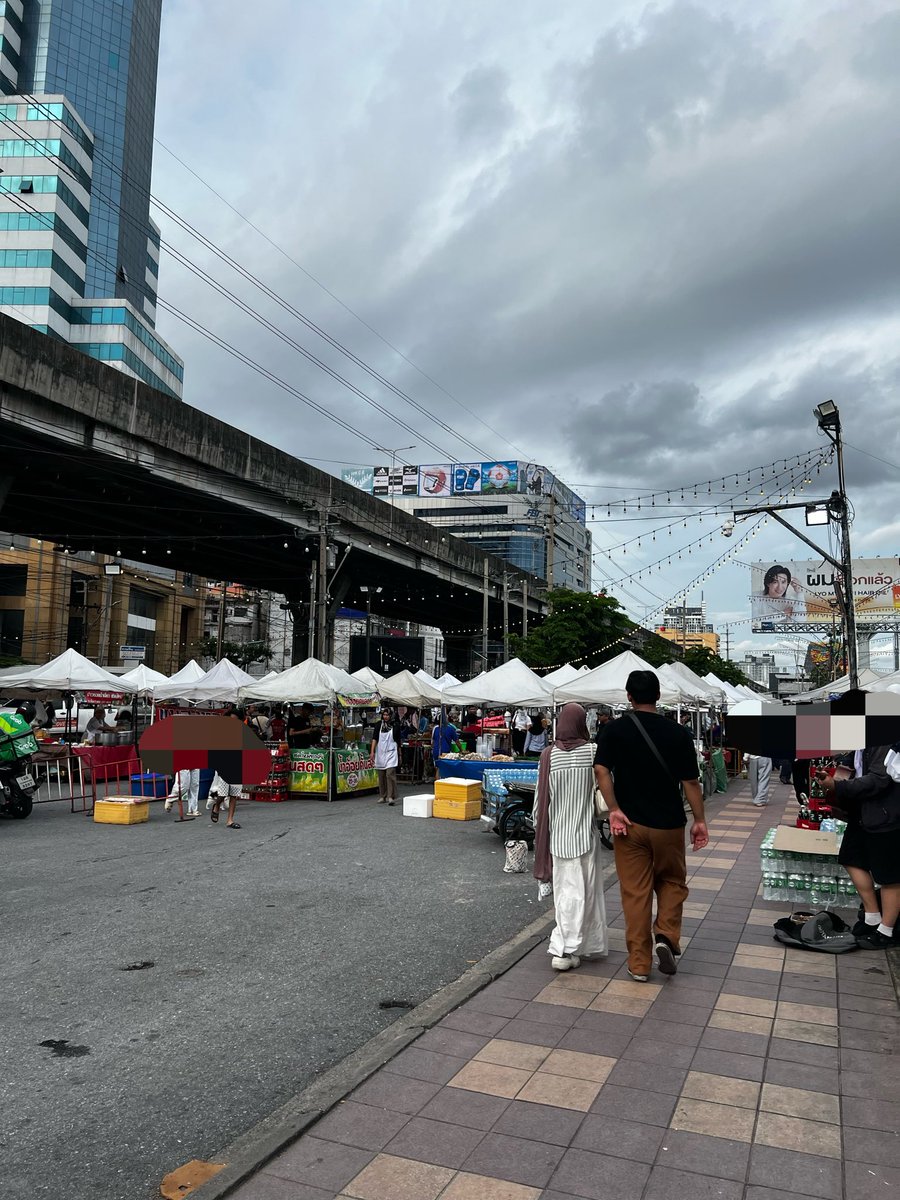 flowerknows614's tweet photo. หน้าอินดอร์เป็นตลาดเย็น แม่ค้าบอกว่าพรุ่งนี้เขาจะให้ย้ายโซนไปขายข้างในหน้าอินดอร์เลย ตลาดมียาวยันงานเลิก เพราะงั้นไม่ต้องกลัวขาดแคลนของกินเยย เริ่ดดด

#กีฬาสีดูมันดิ2026 https://t.co/JuCn3ALskL