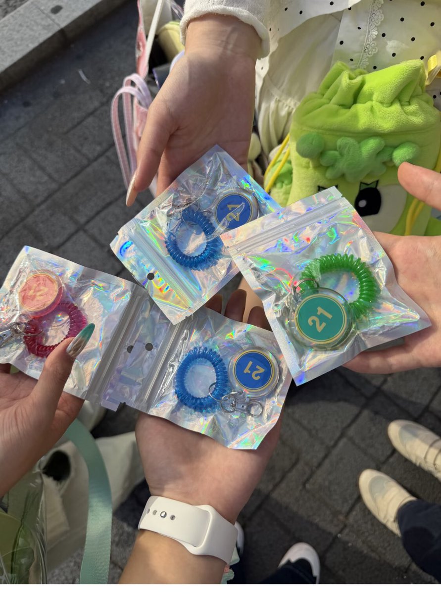 seaofhan's tweet photo. maminya leehan bagi-bagi freebies di venue konser busan 🥹 terus kata onedoor, maminya leehan juga bilang "padahal hari ini panas, tapi makasih ya udah pada dateng dan nonton" 😭😭😭😭😭 sweetest and loveliest ever.... ❤️❤️❤️ https://t.co/girmkG4L2V