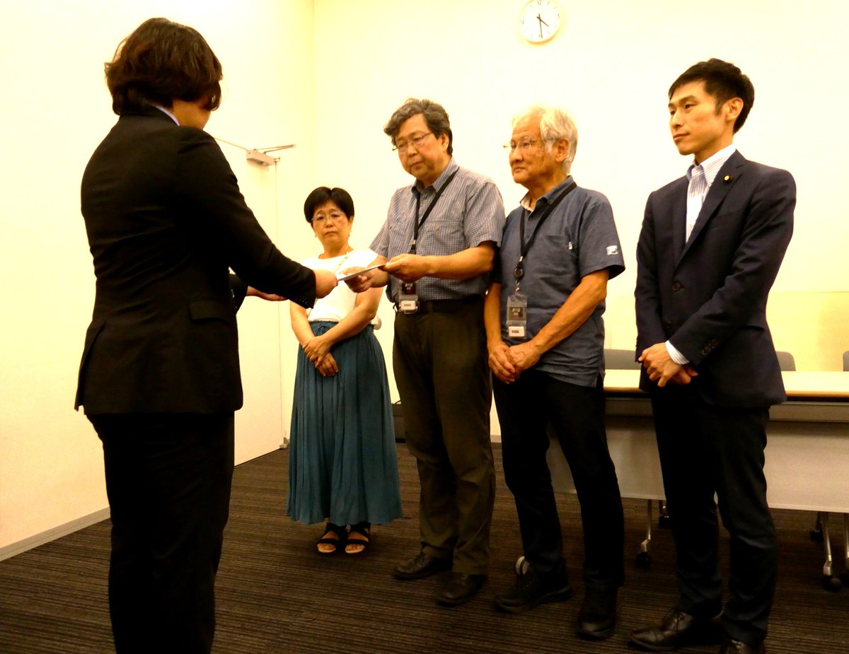 yamazoejimusyo's tweet photo. 陸自「現地情報隊」が国内で「愛国心」など思想信条を含む情報収集をしていたとする熊本日日新聞報道を受け、日本平和委員会の緊急要請に同席。
防衛省は「現時点で不適切な活動は確認されていない」と繰り返しましたが、報道された文書の存否は明らかにせず。
「徹底調査すべきだ」と #山添拓 議員。 https://t.co/yjHCLZrjBy