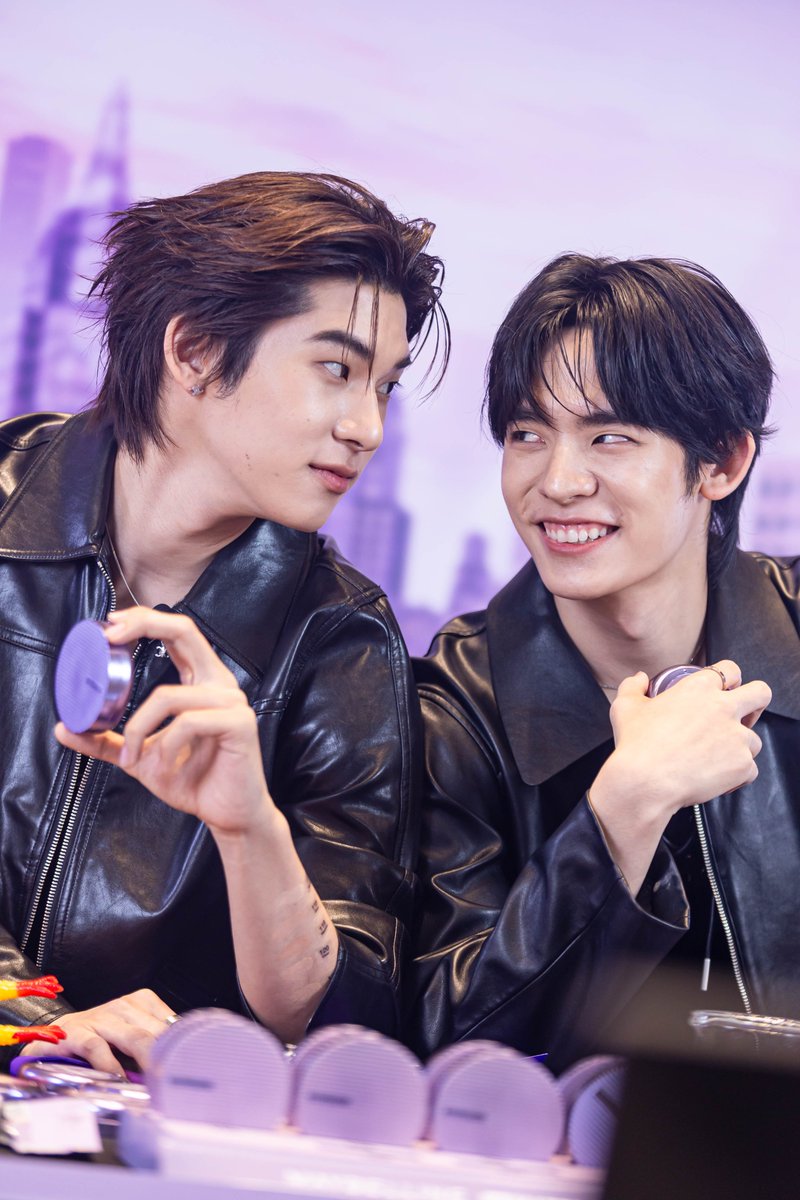 Maybelline_TH's tweet photo. MAYBELLINE SUPER STAY MATTE MAX CUSHION x TeeTee Por Live 💜✨
ต่อให้มรสุมจะเข้าแค่ไหน ผิวเราก็ต้องเป๊ะระดับ MAX เท่านั้น!
เก็บตกโมเมนต์ไลฟ์ผิวเนียน 

ขอขอบคุณตี๋ตี๋ @twnpich ป๋อ @porsuppakarn และชาววาวา แฟนๆที่น่ารักทุกคน ที่มาร่วมสนุกและคอยซัพพอร์ตกันตลอดทั้งไลฟ์ 

ใครอยากได้ผิวเนียนติดทน แมทท์สวย แบบตี๋ตี๋ป๋อ ขอป้ายยาไอเทม Super Stay Matte Max Cushion
💜เฉดตี๋ตี๋ Super Stay Matte Max สี 111
✨เฉดป๋อ Super Stay Matte Max สี 110

📌ชมภาพความประทับใจ ได้ที่ https://t.co/bjaRY2zx7s

ไปช้อปตามกันได้เลยน้าา 💫

TeeTeePor X MATTEMAX 

#MaybellinexTeeTeePor
#คุชชั่นแมทท์ท้ามรสุม
#MATTEMAXCUSHION
#MaybellineThailand  
#TeeTeePor
#twnpich #Porsuppakarn