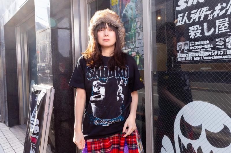 HARDCC's tweet photo. 🔥HARDCC公式通販、東中野店増刷しました！🔥

テレビ画面から這い出し、観る者すべてを死の淵へ――。

日本中を震撼させた最恐の怨霊「貞子」を、漆黒のボディに封印！
逃げ場なし、救いなし。着れば呪われる、恐怖の一枚が増刷です📼
■貞子（怨念ブラック）
https://t.co/xydU2SXbLp https://t.co/bYcbcvzX5h