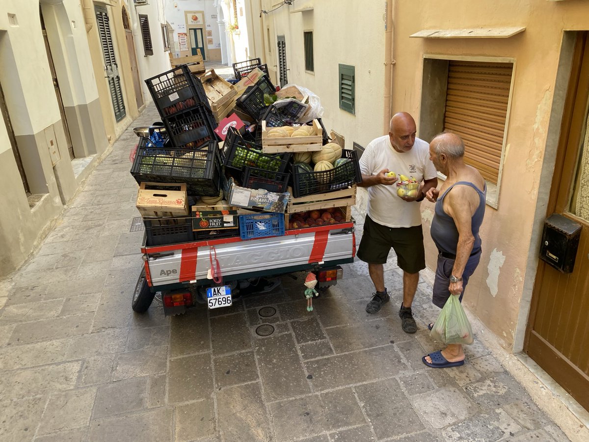 antoniosilvi's tweet photo. La mattina tra i vicoli del borgo, poi improvvisamente ti arriva il vero #Salento! #Gallipoli. #Puglia https://t.co/u9Bd25gW4C