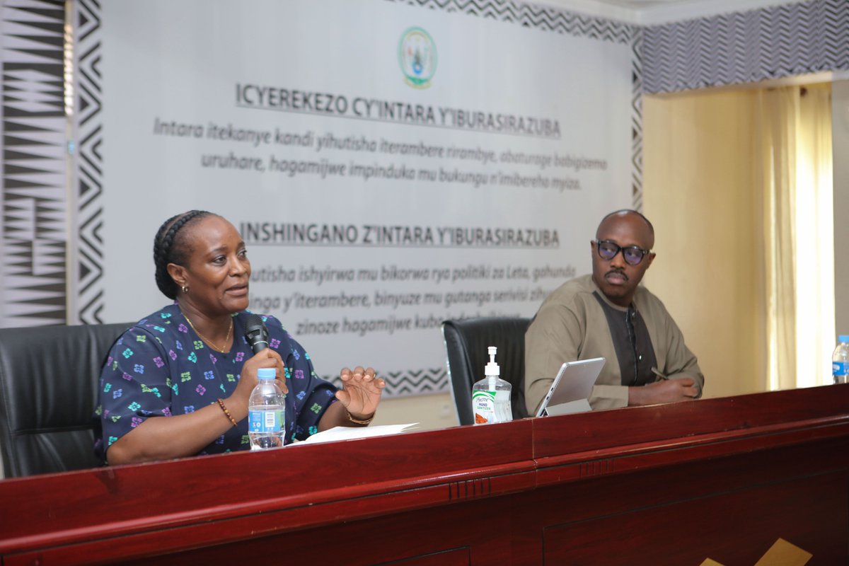 RwandaGender's tweet photo. Minisitiri @U_Consolee na Guverineri @PudenceR bayoboye inama mpuzabikorwa ihuje abayobozi n’abafatanyabikorwa batandukanye barebera hamwe imibereho ry’umuryango muri @RwandaEast, ibibazo biwubangamiye n'uburyo bwo kubishakira ibisubizo hubakwa umuryango ushoboye kandi utekanye. https://t.co/3xR3hjndfL