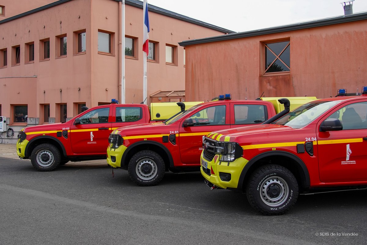 SDIS85's tweet photo. Départ ce matin d'une nouvelle relève en direction de la Gironde ! 
➡️ 60 sapeurs-pompiers des SDIS 85 et @SDIS44 ont ainsi pris la route pour rejoindre Cestas afin de participer aux opérations incendie et Mérignac pour renforcer les effectifs du SDIS. https://t.co/AAzBlySV0B
