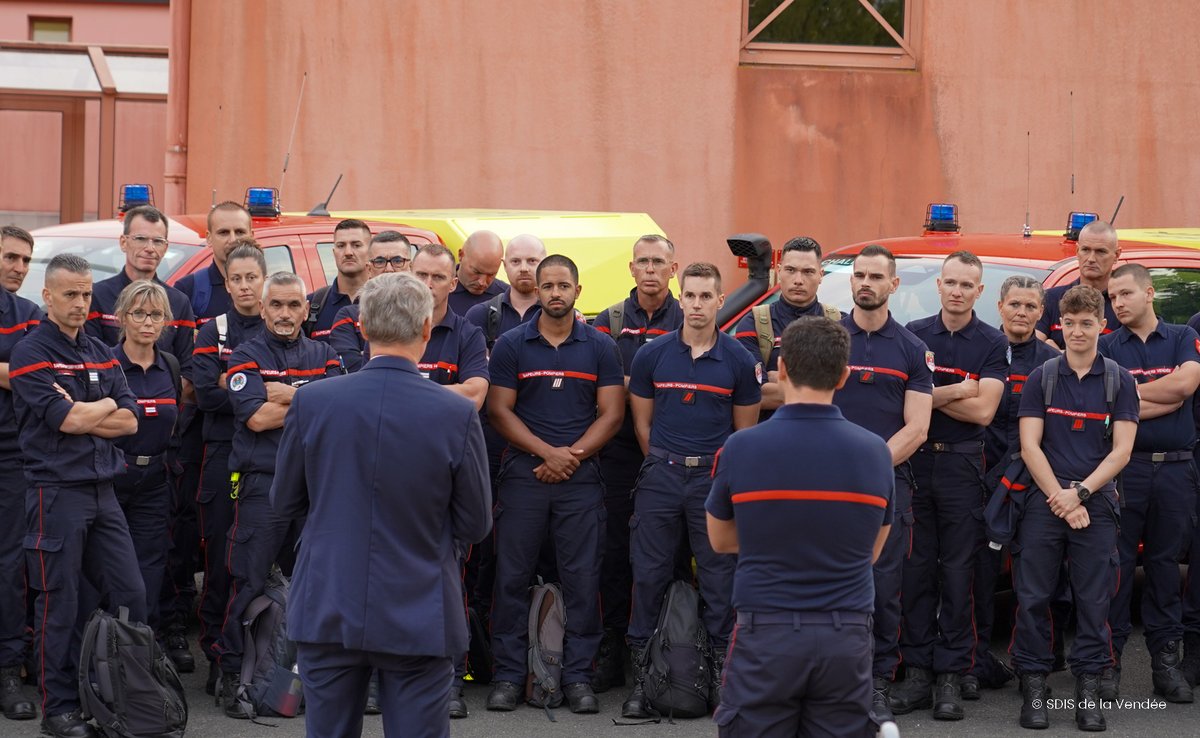 SDIS85's tweet photo. Départ ce matin d'une nouvelle relève en direction de la Gironde ! 
➡️ 60 sapeurs-pompiers des SDIS 85 et @SDIS44 ont ainsi pris la route pour rejoindre Cestas afin de participer aux opérations incendie et Mérignac pour renforcer les effectifs du SDIS. https://t.co/AAzBlySV0B