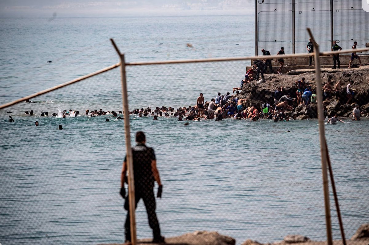 elequidistante's tweet photo. El Gobierno estima que unas 49.000 personas han cruzado de Marruecos a Ceuta, la gran mayoría en las últimas 24 horas. Al menos 7.000 son menores. Hay ya 19 muertos.

Ceuta tiene 83.000 habitantes. En un día ha entrado el equivalente a más de la mitad de la ciudad. En todo 2024, el peor año de la ruta canaria, llegaron a Canarias 46.843 personas: menos que a Ceuta en 24 horas.
 
Si esto no es una invasión pues ya me diréis qué lo es.

Fuera, el espectáculo: Italia amenaza con suspender Schengen con España, Le Pen pide blindar la frontera francesa y la Casa Blanca culpa a nuestras "políticas globalistas de extrema izquierda". 

Y se sumarán más países europeos, seguro.
 
Albares convoca al embajador de Italia. A la embajadora de Marruecos, no. Somos un chiste.

Pero esto no va de inmigración.

Va de un vecino problemático que reclama Ceuta y Melilla desde 1956 y ha aprendido que la frontera es su mejor herramienta de presión.

Y de un Estado que nunca ha sabido qué contestar y que está en una posición de extrema debilidad como país, agravada especialmente por la nefasta gestión política internacional del gobierno Sánchez

Hoy os cuento la historia de Ceuta y Melilla, el chantaje migratorio y por qué estamos donde estamos. 
 
Empezamos🧵
