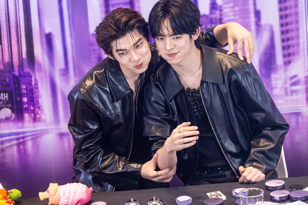 Maybelline_TH's tweet photo. @twnpich @porsuppakarn โมเม้นต์น่ารักกก ฮ้อบบที่สุดดด

TeeTeePor X MATTEMAX 

#MaybellinexTeeTeePor
#คุชชั่นแมทท์ท้ามรสุม
#MATTEMAXCUSHION
#MaybellineThailand  
#TeeTeePor
#twnpich #Porsuppakarn https://t.co/Ofun3cKie6