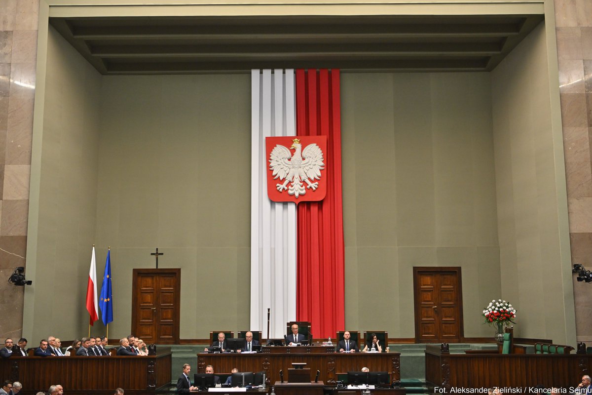 KancelariaSejmu's tweet photo. Sejm uchwalił ustawę o zmianie niektórych ustaw w celu wzmocnienia nadzoru sądowego nad kontrolą operacyjną. Po zmianach wzmocniona zostanie kontrola sądów nad działaniami służb stosujących tzw. kontrolę operacyjną. Chodzi o niejawne działania, np. podsłuchy czy obserwację, które są wykorzystywane do zapobiegania i wykrywania przestępstw.