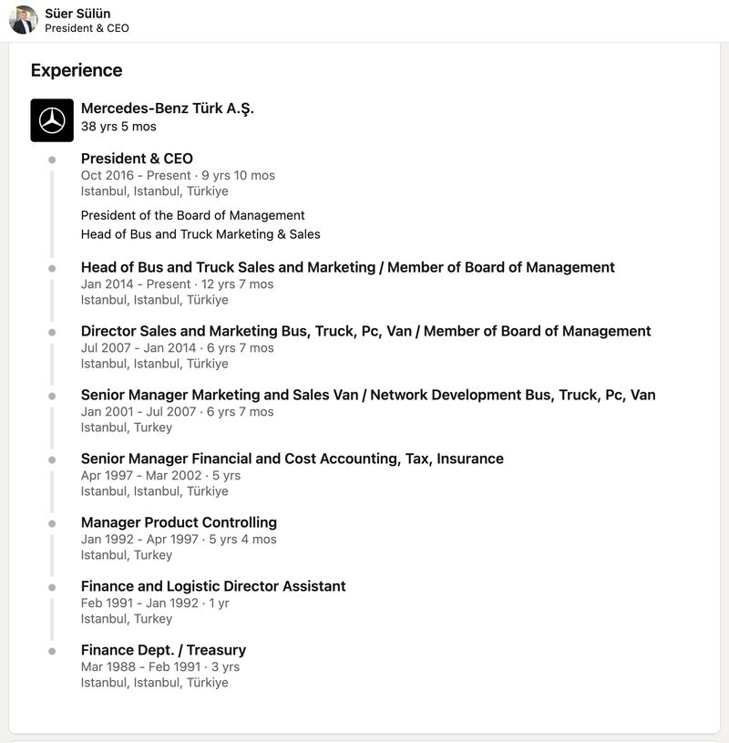 ICanAdvisory's tweet photo. Mercedes-Benz Türkiye CEO'sunun 38,5 yıllık aynı şirkette çalışma kıdemi Linkedin'de paylaşılmış. Benim de burada bir önceki paylaşımımla bütünlük arz ettiği için aşağıdaki görüşümü paylaşmayı faydalı buldum.

Yönetim bilimlerinde açıkladığımız üzere, bazı şirketlerin insan kaynakları politikası üst düzey yöneticilerin en az 15-20 yıllık süreçte kurum içinde en aşağıdan gelmesi gerektiği yönünde düzenlenmiştir. Bu uygulama kamu kurumlarından aktarılmıştır. 

Ülkemizin en büyük kamu mali kurumlarında uzman yardımcısı girip doktoralı genel müdür olan kişiler de gördük. Ancak, idareci olmanın ötesine geçemeyen ve gerçekten yönetim ve yöneticilik nitelikleri kazanamayanlar çoğunluktadır. Zira, gerçek anlamda yönetim bilimleri doktorası ve ilgili diğer alanlarda yetkinliğin henüz ticaret meslek lisesinden başlayarak uluslararası piyasalarda ciddi katma değer yaratan deneyimlerle gelişmesi gerekir. 

Bu bakımdan bazı şirketlerin dışarıdan liyakatli yöneticileri ataması çok daha doğru bir uygulamadır. Çünkü kurum kültürü çoğu zaman işletme körlüğüne yol açar. Üstelik bahsi geçen üst düzey yöneticiler gerçek anlamda bir değer yetkinliği denetiminden geçmez! Bakın performans yönetiminden bahsetmiyorum; iyi anlaşılsın. Eğer bunu gerçekten yapan Türk şirketi varsa yoruma etiketleyin bakalım.