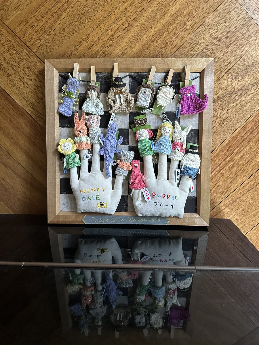 wafflapple's tweet photo. とうとう明日から始まります！
ニヒル牛さんくじ展
私のくじは
Puppets in wonderland
不思議の国の指人形ブローチくじです
引きに来てね❤️♣️♦️♠️
アリスを煙突から引っ張り上げようとして飛んで行ってしまったトカゲのビルくんもいます😁
#ニヒル牛　#くじ展　#アリス https://t.co/Uk9WQFK5pv