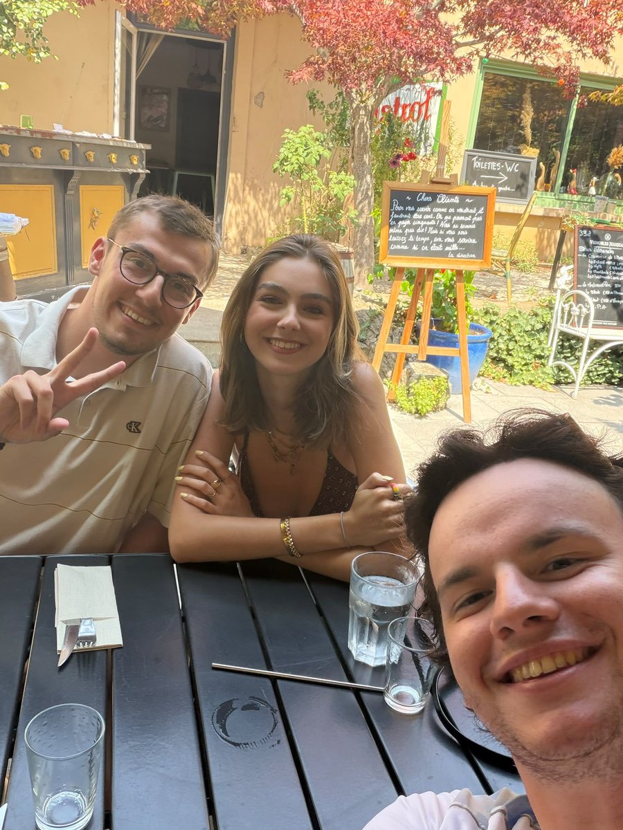 JL_Reichmann's tweet photo. Quand Cyprien traverse la France à vélo, et que Floris avec, à son bras Lilou💕 (super candidate des 12 Coups)… se retrouvent et t’envoient un joli message en plein été☀️
Très touché par ce geste empli de gentillesse et de douceur🙏
Bises à vous trois 
 #12coupsdemidi forever 🌟 https://t.co/cRMrrY549e