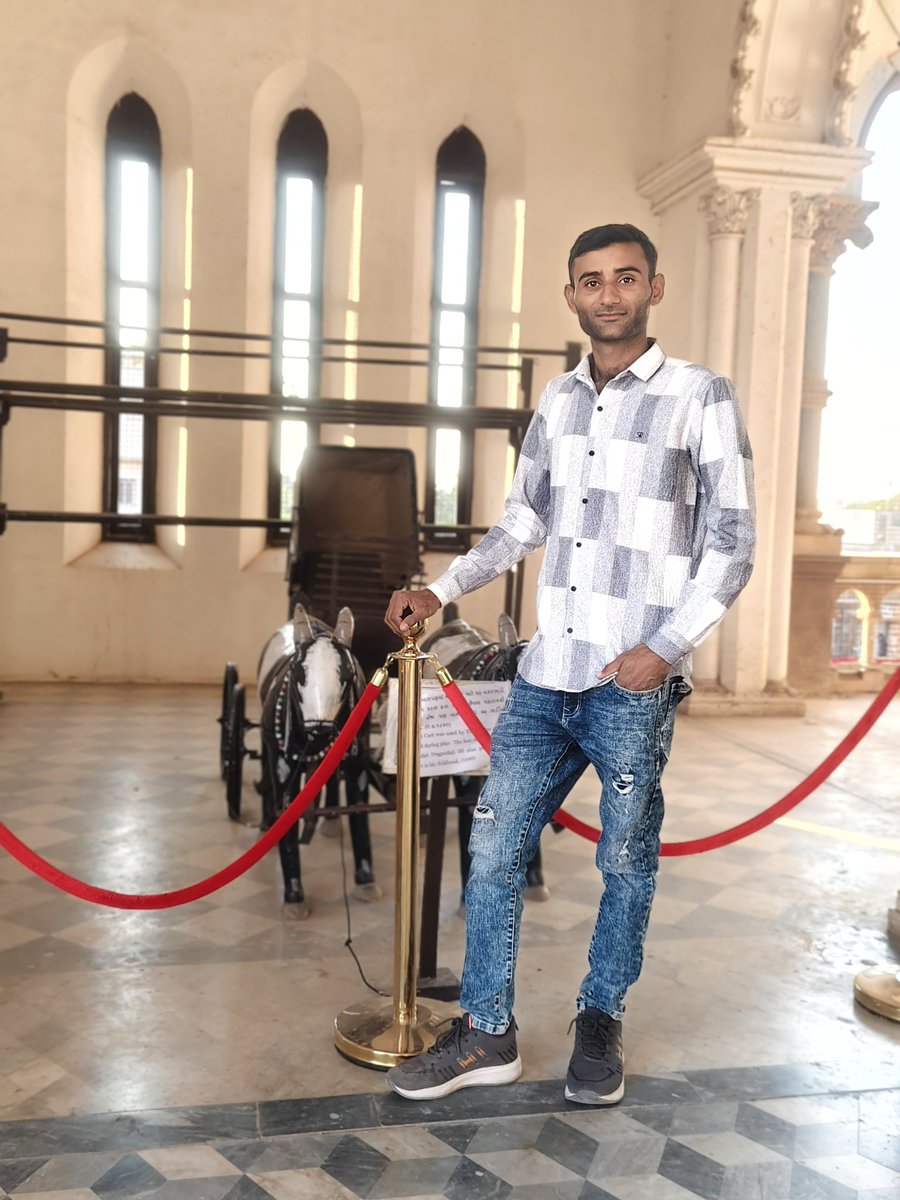 Haresh_Dhanera's tweet photo. "ભીડમાં ઓળખાવું સહેલું છે, પરંતુ પોતાના વ્યક્તિત્વથી યાદ રહી જવું મુશ્કેલ છે. 🌿" https://t.co/CzHiN8Jc5j