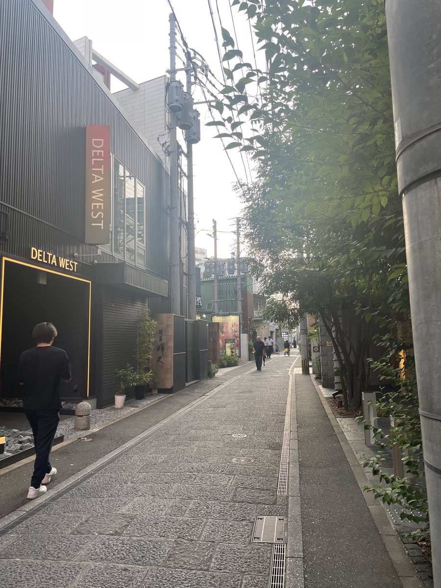 ninntya's tweet photo. しーちゃんです
職場に着きました
ここの通りは
風情があって好きです

低空飛行で頑張ります https://t.co/oSAjsg20OS