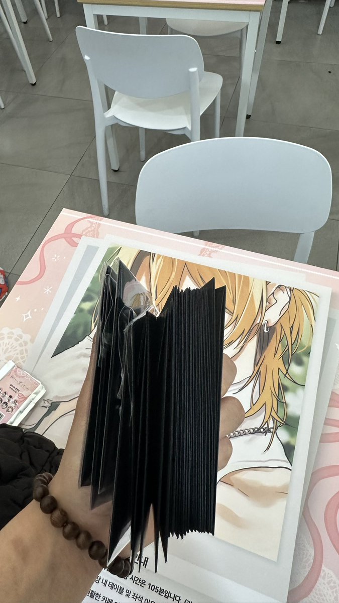vvo477's tweet photo. 타시로 사인 포카 뽑으려고 계속 뽑았는데 
결국엔 하나도 안 나와서 교환으로 구함..🥹💕
여기 직원분도 너무 착하구 좋았어요
일단 여기 포토존이 미쳤음!!! 놈 예뻐 ㅠㅠ
내가 서울 사람이었음 맨날 갔다..💕🥹
너무 행복해 
#鯛代くん君ってやつは #타시로너란녀석은  #타시로카페 #Yamada #투니크 https://t.co/b5vBkDZLA1