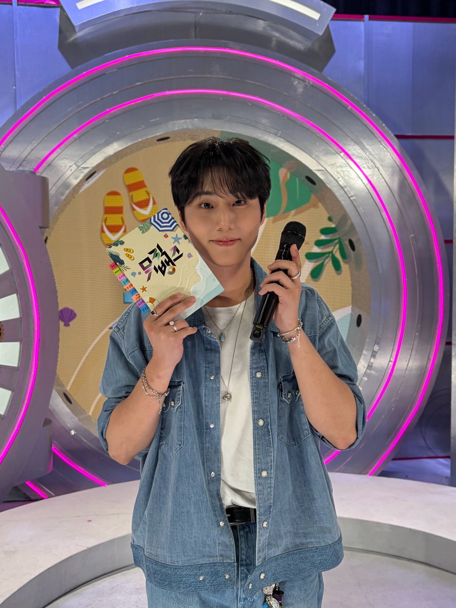 day6official's tweet photo. [ #DAY6_BEHIND ]

My Day, Young K 은행장 인사드립니다 🏦
오늘도 행복 잔고 가득 채우고 가셨길 바랍니다 💘
두 번째 문도 Shut The Door 🚪

#DAY6 #데이식스
#YoungK #영케이
#YOUNGEST
#Shut_The_Door https://t.co/dyNalQmJjh
