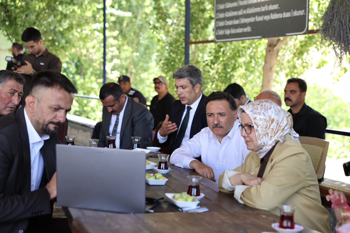 kayserivaliligi's tweet photo. Valimiz Sayın Gökmen Çiçek, Kayseri Milletvekili Ayşe Böhürler ve il protokolü ile birlikte, Kocasinan İlçesine bağlı Bayramhacı Mahallesini ziyaret ederek, bölgede yapılan çalışmaları yerinde inceledi ve vatandaşlarımızla bir araya geldi. https://t.co/1S8z3EItAk