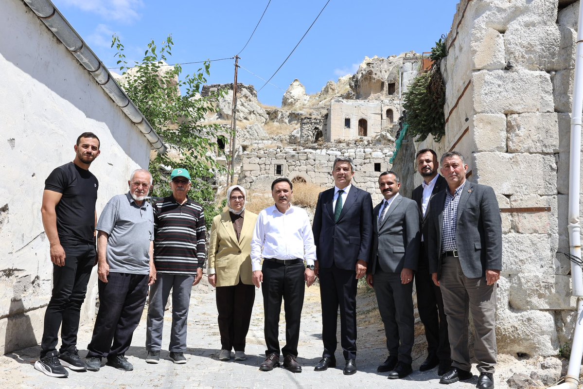 kayserivaliligi's tweet photo. Valimiz Sayın Gökmen Çiçek, Kayseri Milletvekili Ayşe Böhürler ve il protokolü ile birlikte, Kocasinan İlçesine bağlı Bayramhacı Mahallesini ziyaret ederek, bölgede yapılan çalışmaları yerinde inceledi ve vatandaşlarımızla bir araya geldi. https://t.co/1S8z3EItAk
