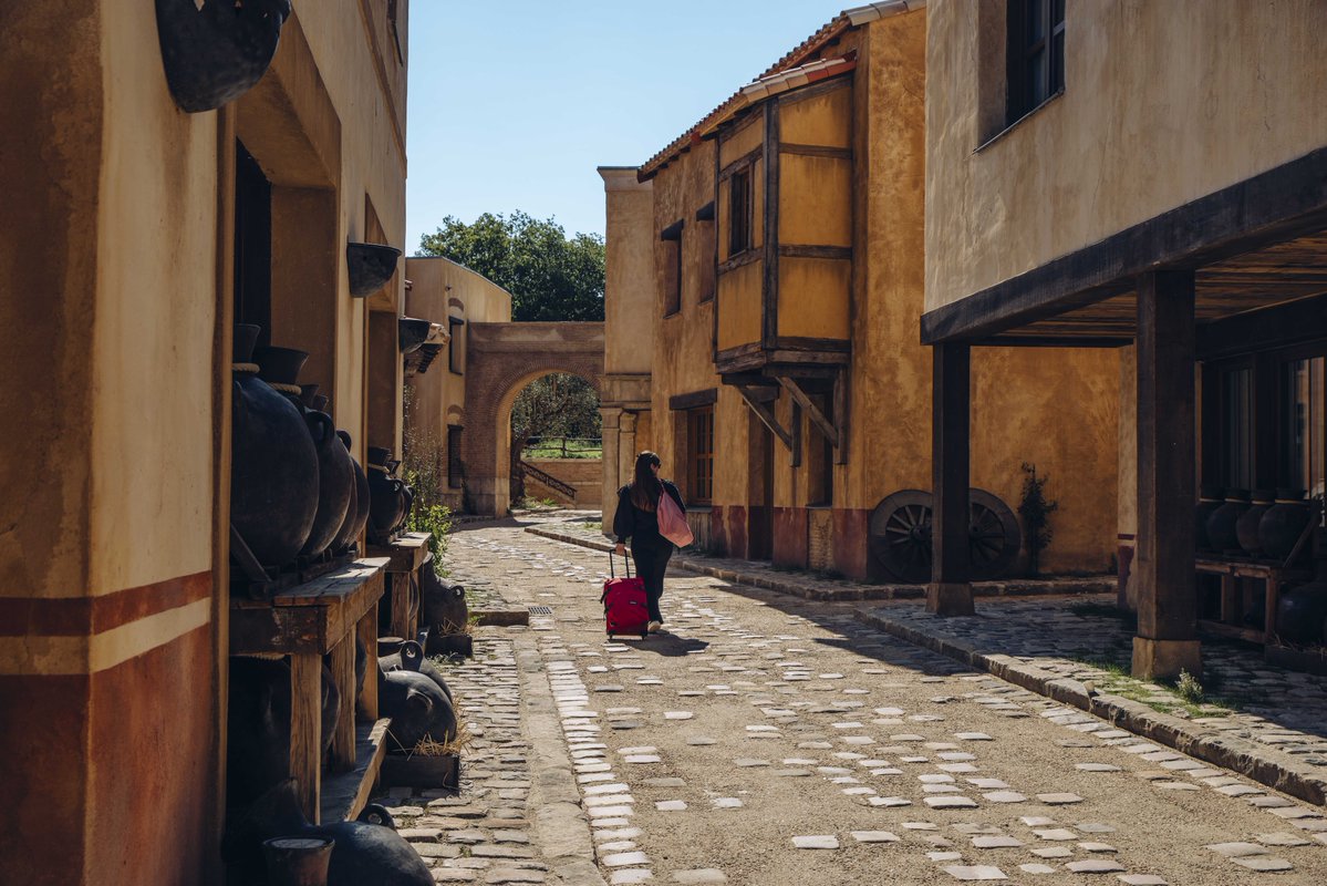 PuyduFou's tweet photo. Si votre groupe d’amis ne parle plus que de vivre une odyssée, proposez-leur de plonger dans l’Empire romain ! 🏛️⚔️ 

À la Villa Gallo-Romaine du #PuyduFou, découvrez un véritable forum romain et ses ruelles pavées. L’Atrium complètera l’expérience ! 🛵🔆

©AAumond | SAudran https://t.co/seIzL63mNZ