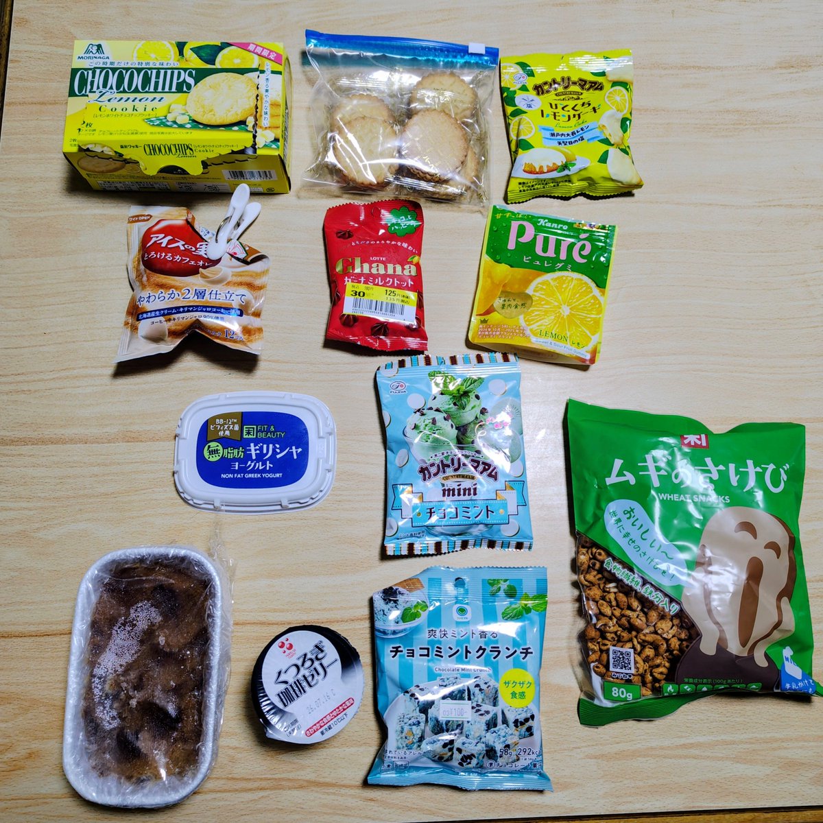 RYONX2_RETURN2's tweet photo. 〖 コーヒーとチョコミントヨーグルトのパフェ 〗
[🍋系とアイスの実のトッピング]
[🍫ミントカンマムヨーグルト]
[雪コーシャーベットと🍫チップ]
[☕味の麦と🍫ミントクランチ]
[☕ゼリー]
構成的にはこんな感じ。麦がゼリーで溶けてる🙄💦
ヨーグルトに混ぜたカンマムはしっかりチョコミント味🙆‍♂️
チョコミントとコーヒーって合うの？
合いますよΣ👍️
いんたーねっとにそう書いてあった☺️
全然違和感なくペロリでしたね🙄
カロリーくそヤバですが、自宅にエアコン無しで7月を乗り越えた自分にお疲れ様なパフェを一つ作りました🙌
8月も生き残るぞー