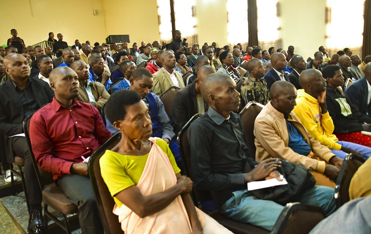 RwandaNorth's tweet photo. Ku Cyicaro cy’Akarere ka Gicumbi hateraniye Inama Mpuzabikorwa y’aka Karere. Abayiteraniyemo bararebera hamwe ibyagezweho muri gahunda z’iterambere n’imibereho myiza y’abaturage, banafata ingamba zo kurushaho kunoza imitangire ya serivisi no gukomeza gushyira umuturage ku isonga https://t.co/NsZaD4kNnL