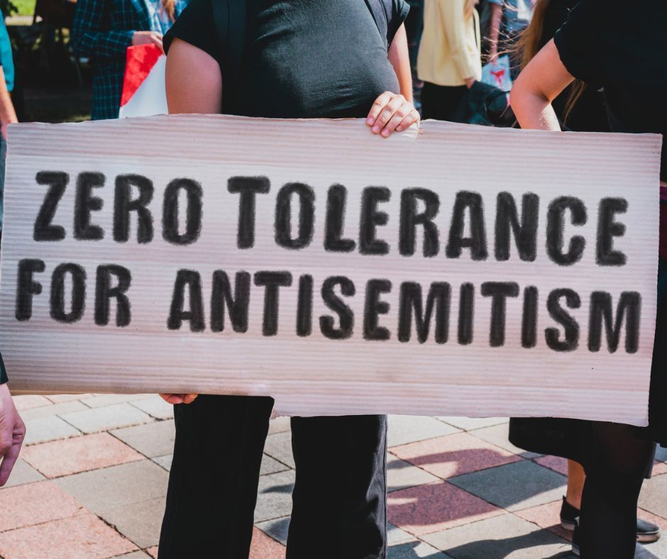 JewsforJesusSA's tweet photo. Shabbat shalom! Want to support your Jewish neighbours as a Christian? Try these:🔹 Report hate speech🔹 Educate yourself on antisemitism🔹 Support local Jewish businesses🔹 Attend rallies🔹 Pray for the Jewish people. Stand up against hate! #ChristiansAgainstAntisemitism https://t.co/Rpa6kcD60G